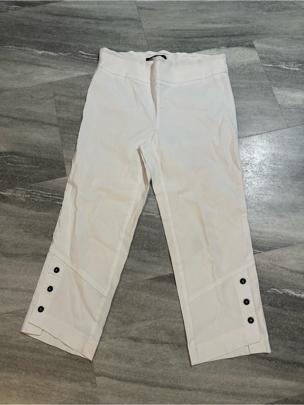 Lior Paris white Capris with button detail size 5
